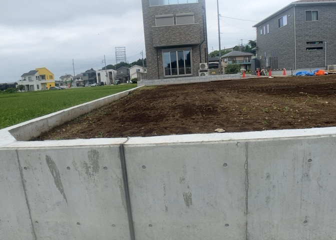 土地の前の道路に消火栓が設置されていることがあります。この場合、道路交通法第45条第1項により、駐車禁止の場所が指定されています。そのため、車庫などの駐車スペースをつくることができない場合があります。