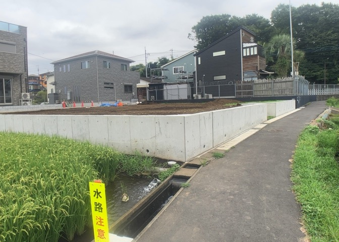 土地探しをしていると都市計画区域という言葉を目にすると思います。法律によって、都道府県知事や国土交通大臣が指定するエリアのことを指しており、都市計画区域は市街化区域と市街化調整区域に分けられています。