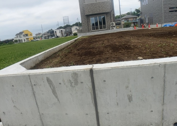土地購入を検討されている場合、境界杭がない状態で購入してしまうと境界確定測量をする必要があり、費用がかかります。購入の前に、売主、隣土地所有者立ち合いのもと境界を確定し境界杭を設置するのがベストです。