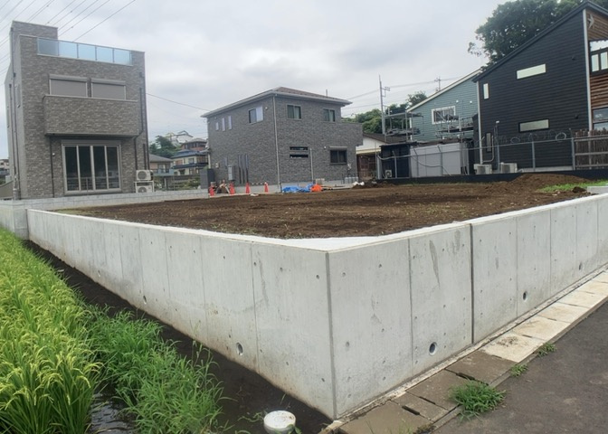 家を建てる前提で土地を探している場合、地盤の丈夫さは譲れない条件の一つです。地盤が脆弱だと追加工事が必要となります。また、過去に地盤沈下や液状化現象を起こした土地は、できるだけ避けた方がいいでしょう。