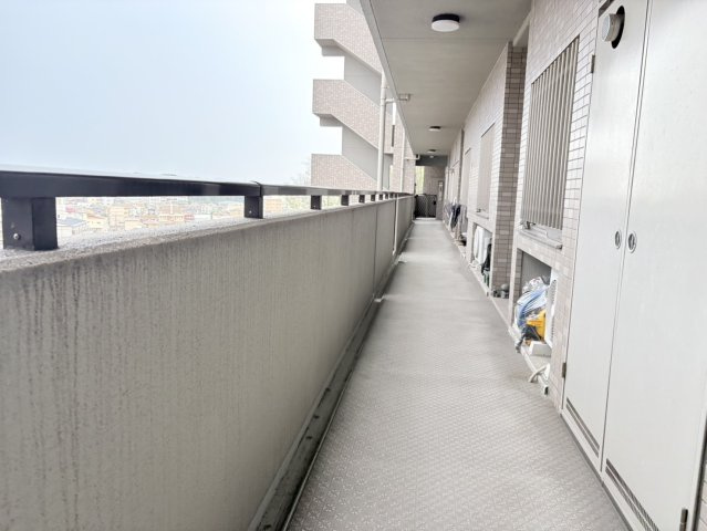 幅にゆとりのある共用廊下は、清掃が行き届いており管理状態の良さが感じられます。開放的で圧迫感が少なく、日々の出入りも快適。共用部分の維持管理がしっかりしている点は、安心してお住まいいただけるポイント。