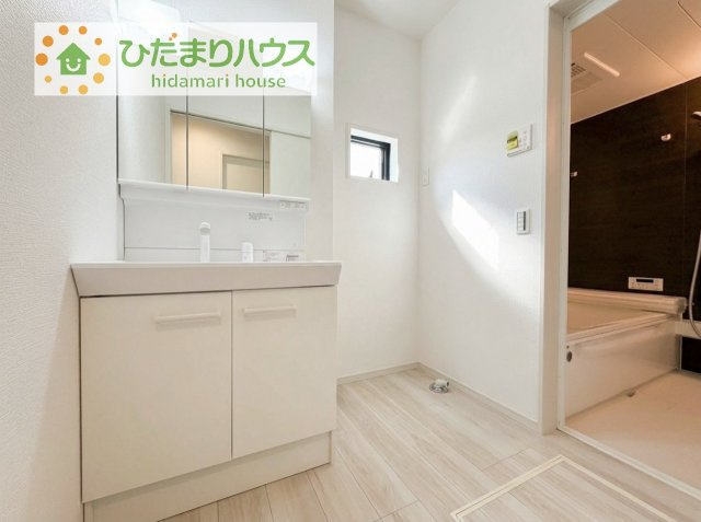 三面鏡の大きな鏡は憧れます(^^♪鏡の後ろは収納となっていて、細かいものでも収納できるのでスッキリと整理できます！