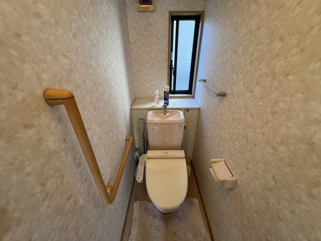 トイレにも窓があり換気もよい空間です