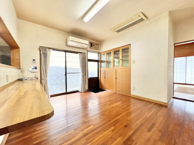 勝手口があるダイニング！！　外へ自由に行くことが出来便利です。　