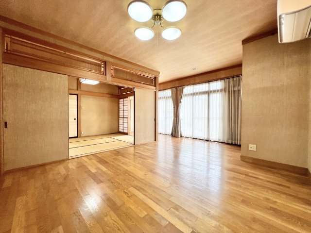 広々としたリビング♪　リビング横に和室があり、続き間として開放感あるスペースが確保できます　