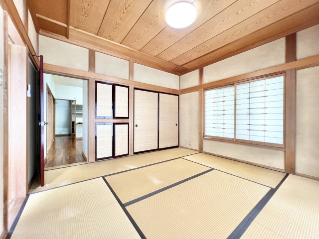凛とした雰囲気の8帖和室。二面採光のお部屋は明るく風通しが良いです　