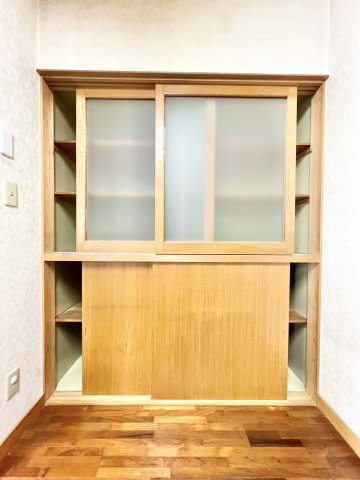 キッチン横の収納棚！！　キッチンは収納が豊富にあります！　