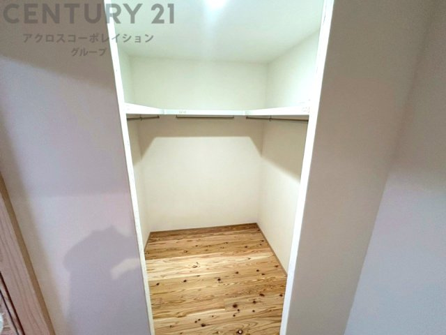 収納力が高く洋服や小物を整理しやすく、更衣室のように使え、部屋がすっきり保てます。収納の配置を自由に調整でき、換気性が良く防湿・防虫対策も可能。快適で機能的な生活空間を実現できます♪