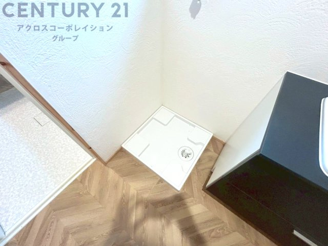 洗濯物の仕分け作業がしやすく、整理整頓が容易になります。洗濯音や湿気を他の部屋に持ち込まず、生活環境を快適に保ちます。上部を活用すれば収納スペースを確保でき洗剤や洗濯用品の整理もしやすくなります。