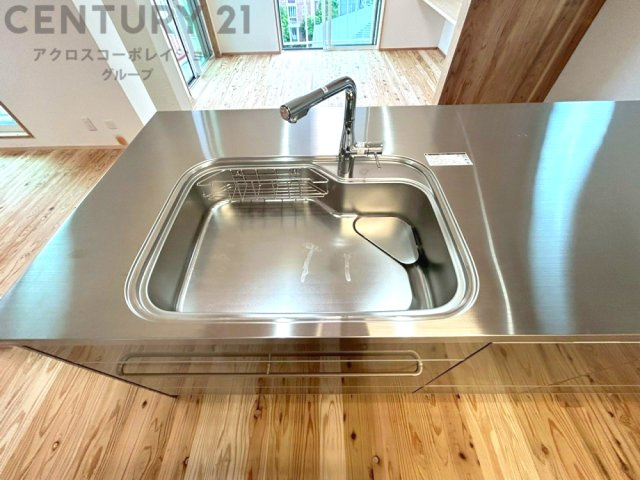 大きなシンクでお鍋などの大きな調理器具を洗う際にも便利です。