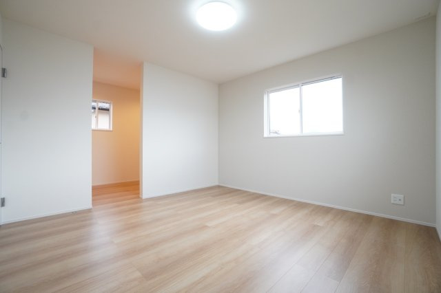 2階8帖洋室。ウォークインクローゼットがあるお部屋です。※類似物件の参考画像です。