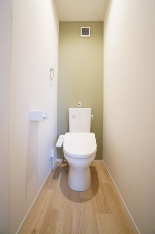 2階にもトイレ設置！朝の争奪戦も回避できます♪※類似物件の参考画像です。