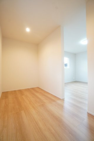 大きい荷物も入るウォークインクローゼット！※類似物件の参考画像です。