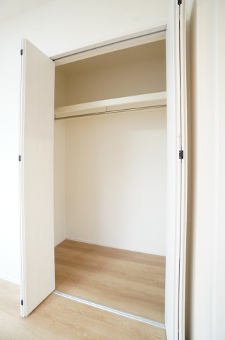 1階6帖洋室収納。※類似物件の参考画像です。