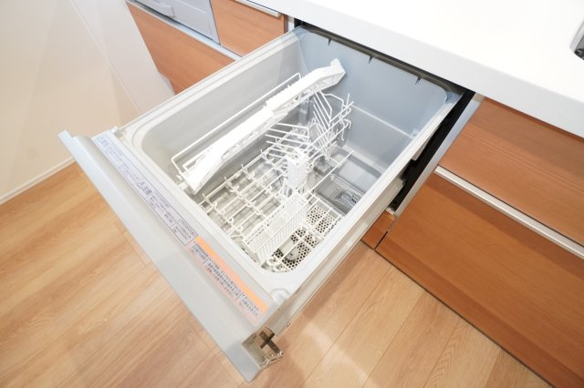 キッチンにはビルトイン食器洗浄乾燥機がついています。※類似物件の参考画像です。