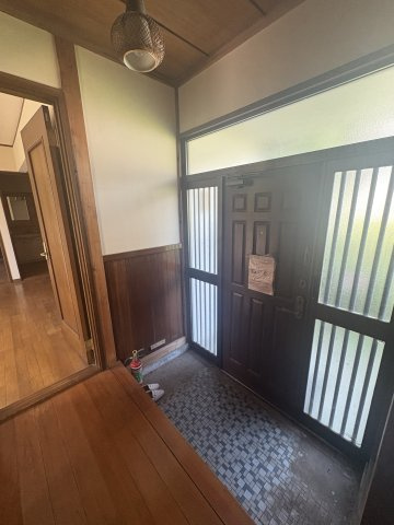 和風な玄関。明るさも充分。
