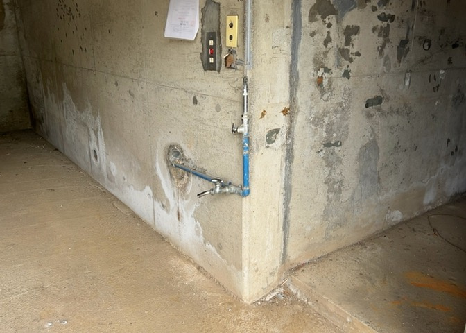 敷地内には、散水栓や立水栓があります。水道水を直接利用できるため、水を運ぶ手間を省くことが出来ます。大量の水を必要とする洗車作業や清掃などに役立ちます。その他設備とあわせて、現地でご確認ください。