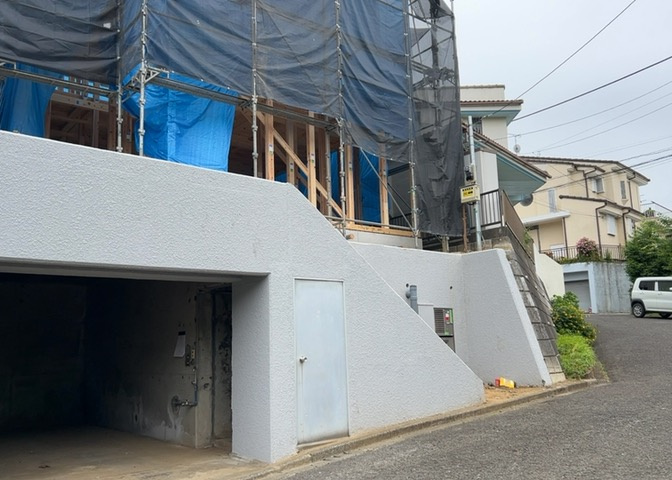 お持ちの車種によっては前面道路が広い方が便利でしょう。しかし、前面道路が広ければその分交通量が多くなるため、騒音などが気になる場合があります。実際に現地を見学し、周辺交通量や騒音などを確認しましょう！