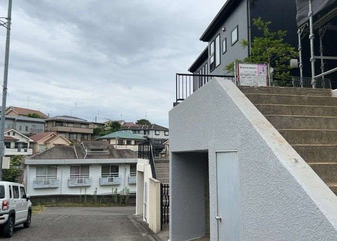 眺望を気にして物件を探す場合、前面に建物が建っていないか現地で確認しましょう！前面に建物があると景色はもちろん、日当たりや風通しにも影響が出てきます。住んだ時のことを想像しながら現地見学をしましょう。