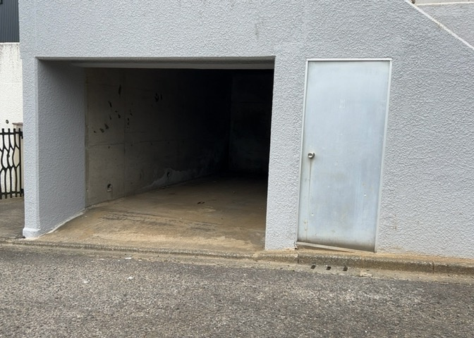 駐車場と明記されていても、最小スペースでつくられた駐車場だと大型車は駐車できなかったり、出入りしにくくなったりする可能性があります。お車のサイズと購入したい物件の駐車場のサイズを現地で確認しましょう。