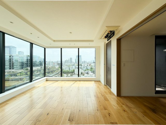 南東側にひらけたリビング　床暖房あり