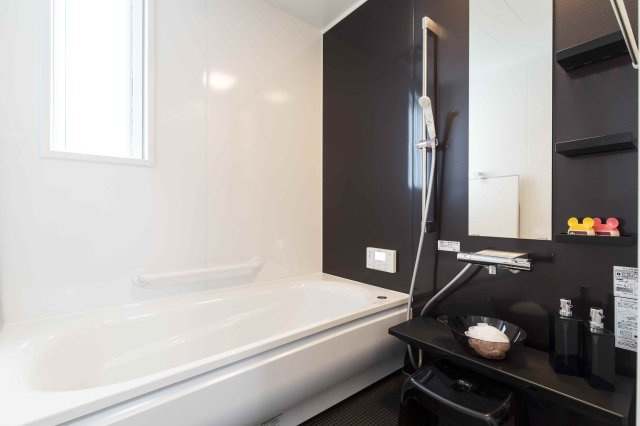 一日の疲れを癒す、ゆったりサイズのバスルーム。