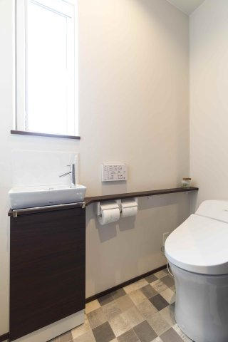 いつでも清潔に保ちやすい、シンプルで機能的なトイレ。