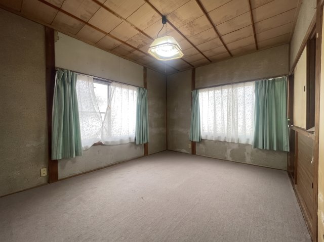 2階にある6帖の和室です。二方向に窓が設けられているため、自然光を取り込みやすく、換気もしやすい造りとなっています。6帖の広さがあるため、主寝室や子ども部屋、趣味のお部屋など幅広い用途で活用できます。