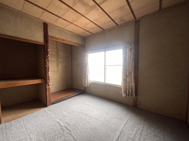 2階に配置された和室4.5帖。コンパクトながら窓が設けられており、自然光を取り込める居室です。内装をリフォームしたり、和室の雰囲気を残しながら現代的にアレンジしたりと自分好みの空間づくりも楽しめます。