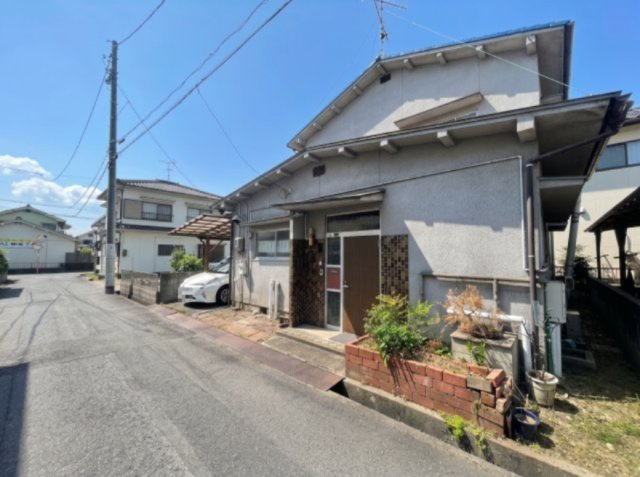 前面道路は北側公道幅員約4.0m、接道約10.5m。車通りの少なく、お車での出入りも安心です。徒歩圏内にコンビニ・スーパーもあるので、住みやすい環境となっております。ぜひ一度ご覧ください。