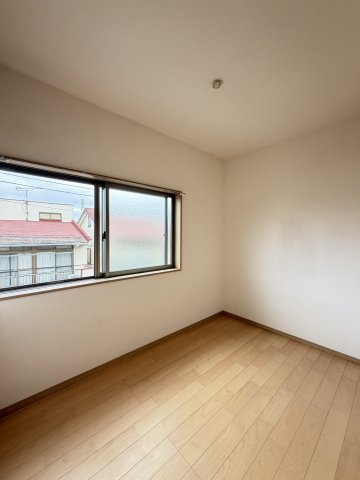 約3帖のお部屋は作業スペースや納戸など使用用途が広がります！