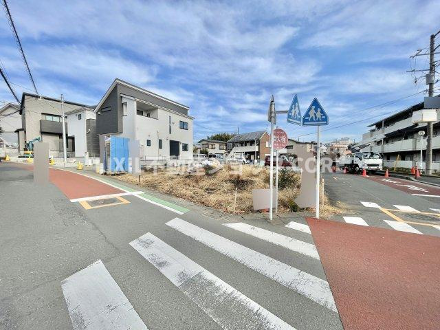 前面道路は閑静な住宅地をはしる車通りの少ない道路。お車の出し入れが苦手なママや小さなお子様にも安心　