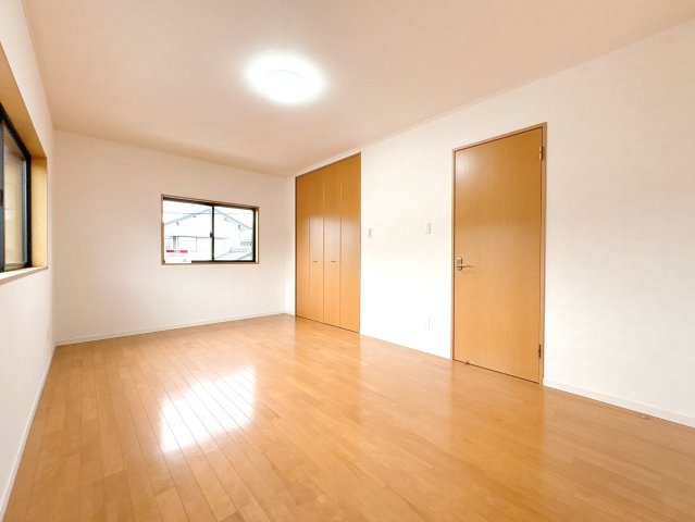 2F9帖の西側洋室になります♪