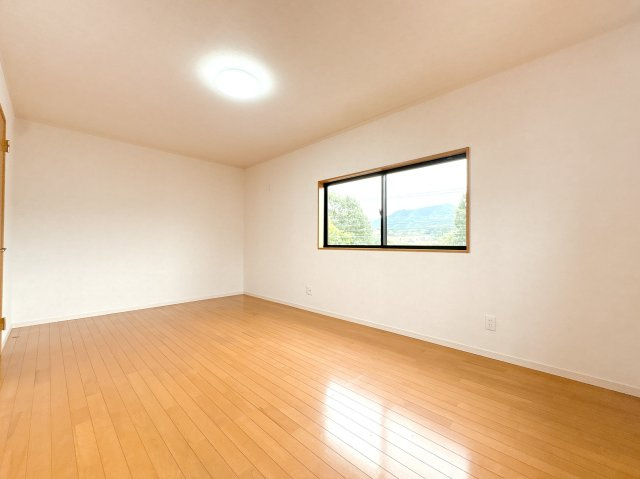 2F西側洋室の別角度になります♪