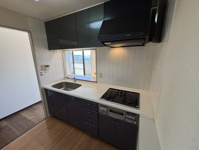 3口コンロ付きで効率よく料理ができる機能的なキッチン。広めのシンクや十分な収納スペースを備え、家事のしやすさも魅力のひとつです。窓から自然光が差し込み、明るい空間で料理が楽しめます。