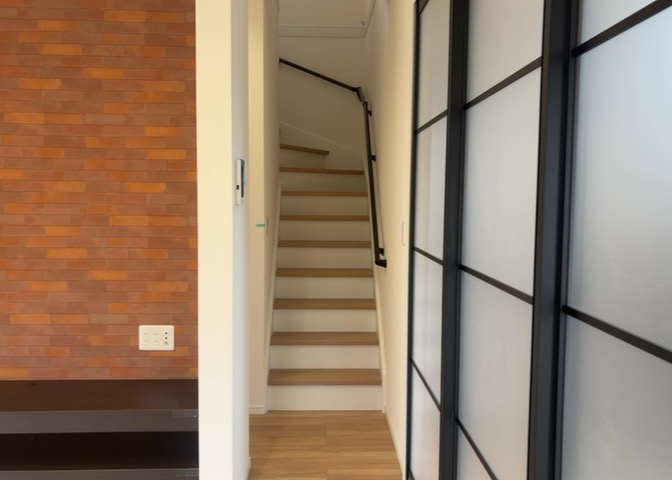 建物の上下階の通路である階段は、その位置によって動線や室内の印象が大きく左右されます。手摺にも重要な役割があり、転倒の防止・歩行や動作を円滑にして日常生活を支えることを主な目的として設置されています。