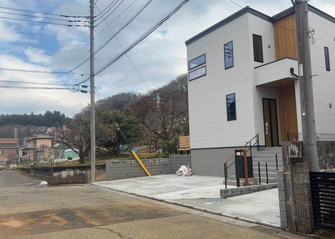 住宅用の土地では前面道路に2m以上接していなければならないと法律で定められています。しかし、お持ちの車のサイズやライフスタイルなどにより、2mでは利便が悪い場合もございますので、事前に確認しましょう。