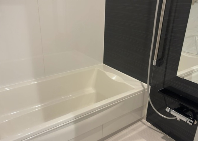 入浴時の快適さも大事なことですが、綺麗な状態を維持できなければ気持ちよく入浴できません。毎日の掃除が楽という点は大事なポイントになります！カビが生えにくく掃除がしやすい、壁や浴槽を選ぶといいでしょう。