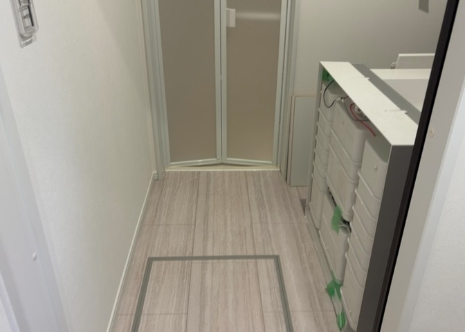 多くの戸建て住宅で見かける洗面脱衣所は、洗面台と洗濯機が2畳ほどのスペースに並べられていて、洗面所が脱衣所を兼ね備えている間取りが一般的です。お客様が利用することもある、パブリックな空間でもあります。