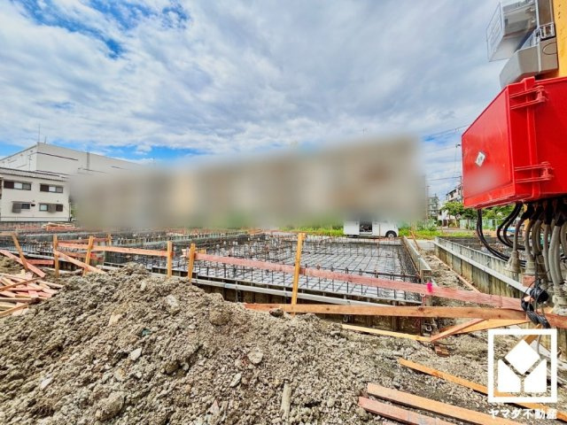 ブランコやすべり台、見通しが良くお子様を見守りやすい広場を備えた「高田市住子ども広場」まで徒歩1分（約66m）で、子育て世帯の方にもお勧めです。天気の良い日や隙間時間にも気軽に利用できる距離感です。