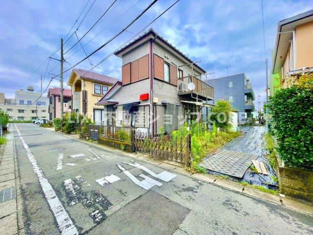 前面道路は閑静な住宅地をはしる車通りの少ない道路。お車の出し入れが苦手なママや小さなお子様にも安心　