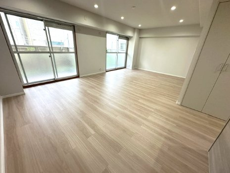 南面にバルコニー＆専用庭が広がる開放的なリビング！1階部分につき、下の階に気兼ねせずのびのびと生活できます。