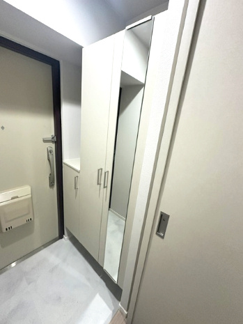シューズボックスには姿見付き！お出かけ前の身だしなみチェックや、洋服に合わせた靴選びもラクラク。