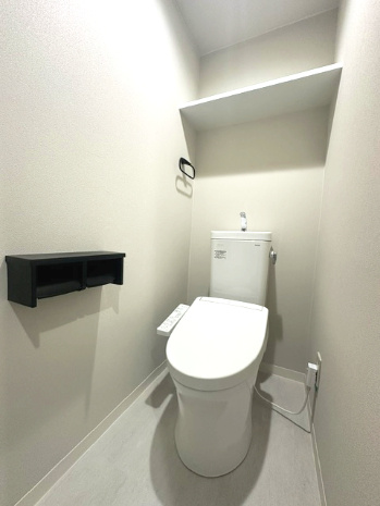 温水洗浄便座付のトイレで、冬の寒い時期でも快適！棚付きで、予備のペーパー類も問題なく収納できます。