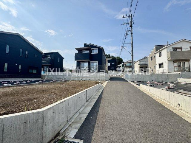 前面道路は閑静な住宅地をはしる車通りの少ない道路。お車の出し入れが苦手なママや小さなお子様にも安心　