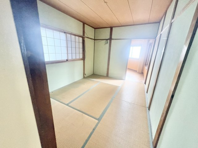 2階和室　6畳　日当たり良好な南向き♪押入付きで収納力があり、洋室と繋がる開放的な空間も魅力です。