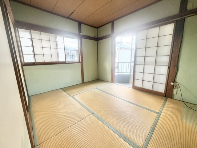 2階和室　6畳　北西二面採光＆バルコニー付き(北側)。押入完備で整いやすく、心安らぐ寝室にもぴったり。