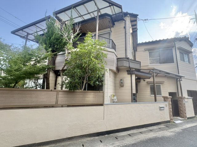 屋根付き北側バルコニーは雨を防ぎ直射日光を遮るため涼しく快適。衣類や家具の日焼け防止に有効で安心です。