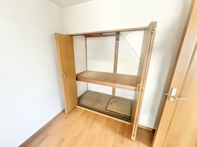 1階洋室には、上下2段のクローゼットに加え、下段に床下収納も完備。かさばる荷物もスッキリ納まります。