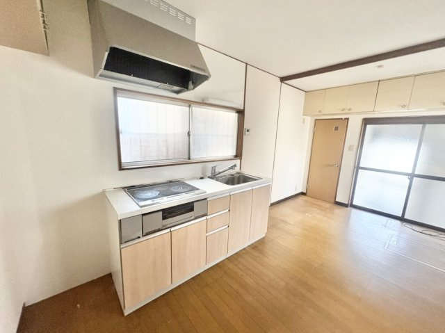 1階DK　　南・西の窓から明るい光が差し込み、トイレへ直結した配置で、日常の移動もスムーズです。